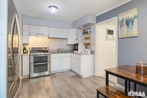 Kitchen - 48 Beverly Rd, Springfield, IL 62702 photo 2 of 2