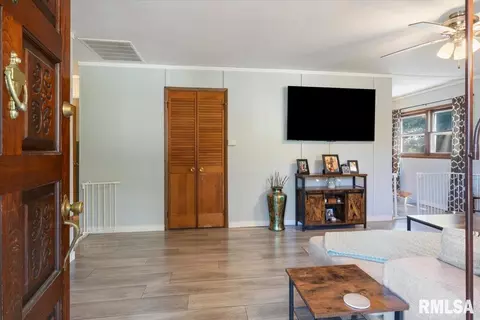 Entry Way - 48 Beverly Rd, Springfield, IL 62702 photo 1 of 3