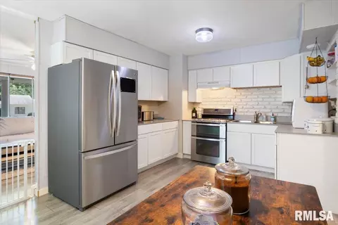 Kitchen - 48 Beverly Rd, Springfield, IL 62702 photo 1 of 2
