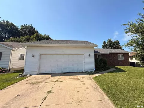 2099 Barnes Ave, Decatur, IL 62526
