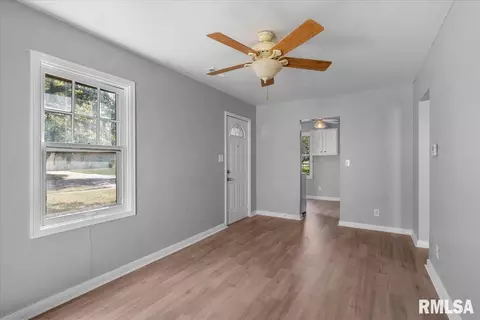 Entry Way - 1925 N 20th St, Springfield, IL 62702 photo 2 of 5