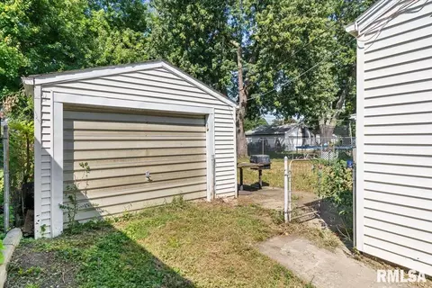 Exterior - 1925 N 20th St, Springfield, IL 62702 photo 3 of 6
