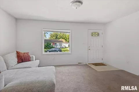 Living - 16 Salem Rd, Springfield, IL 62702 photo 1 of 1