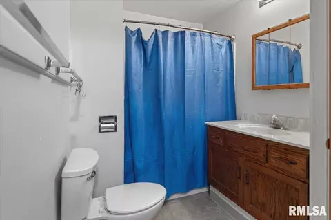 Bath - 16 Salem Rd, Springfield, IL 62702 photo 1 of 1