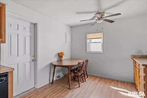 Entry Way - 16 Salem Rd, Springfield, IL 62702 photo 1 of 3