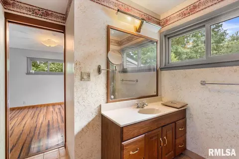 Bath - 8 Pajim Ln, Springfield, IL 62712 photo 3 of 4