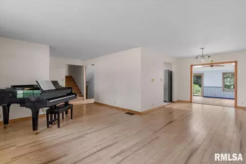 Living - 8 Pajim Ln, Springfield, IL 62712 photo 3 of 13