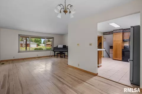 Living - 8 Pajim Ln, Springfield, IL 62712 photo 6 of 13