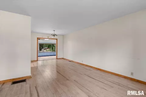 Living - 8 Pajim Ln, Springfield, IL 62712 photo 4 of 13