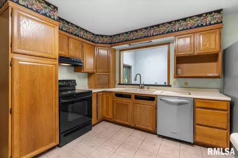 Kitchen - 8 Pajim Ln, Springfield, IL 62712 photo 2 of 3