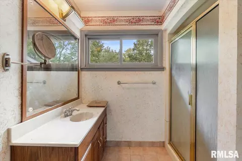 Bath - 8 Pajim Ln, Springfield, IL 62712 photo 2 of 4