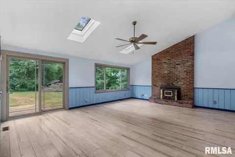 Living - 8 Pajim Ln, Springfield, IL 62712 photo 8 of 13