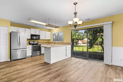 Kitchen - 68 Trailridge Ln, Springfield, IL 62704 photo 1 of 4
