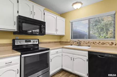Kitchen - 68 Trailridge Ln, Springfield, IL 62704 photo 2 of 4