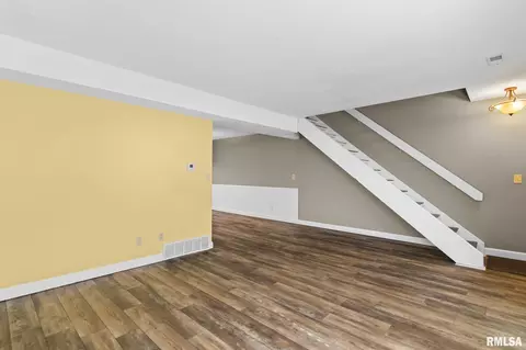 Living - 68 Trailridge Ln, Springfield, IL 62704 photo 1 of 4