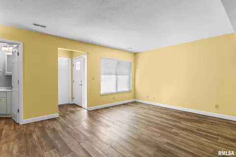 Living - 68 Trailridge Ln, Springfield, IL 62704 photo 3 of 4