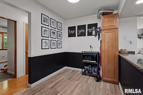 Entry Way - 3501 W Iles Ave, Springfield, IL 62711 photo 3 of 6