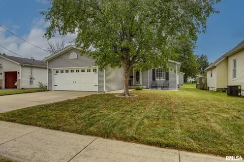 912 W Adams St, Taylorville, IL 62568