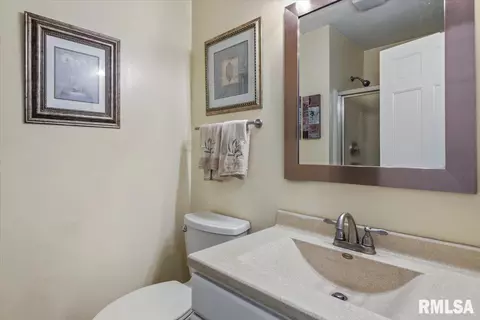 Bath - 3220 Red Bud Ln, Springfield, IL 62712 photo 1 of 2