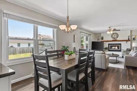 Dining - 3220 Red Bud Ln, Springfield, IL 62712 photo 3 of 3