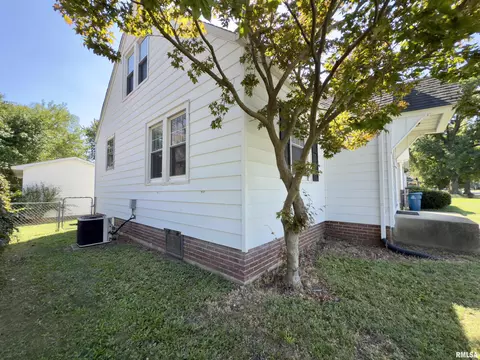 Exterior - 2416 S 5th St, Springfield, IL 62703 photo 4 of 9