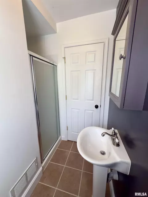 Bath - 2416 S 5th St, Springfield, IL 62703 photo 1 of 5