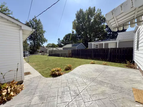 Exterior - 2416 S 5th St, Springfield, IL 62703 photo 5 of 9