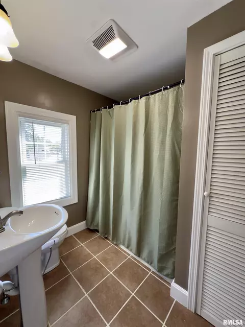 Bath - 2416 S 5th St, Springfield, IL 62703 photo 2 of 5
