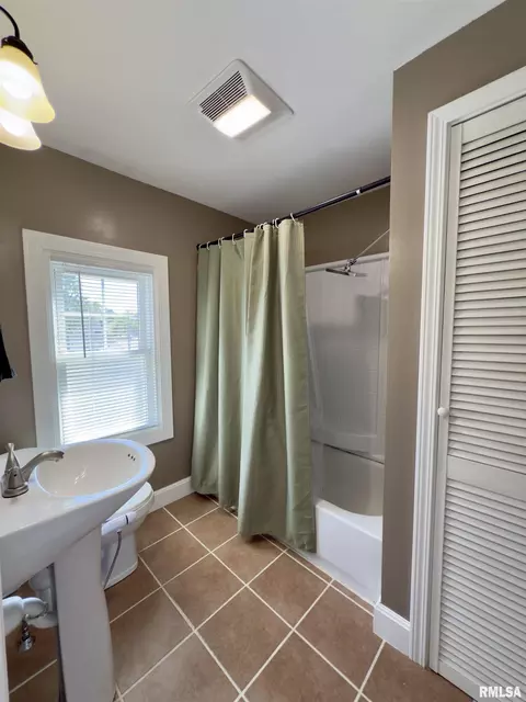 Bath - 2416 S 5th St, Springfield, IL 62703 photo 3 of 5