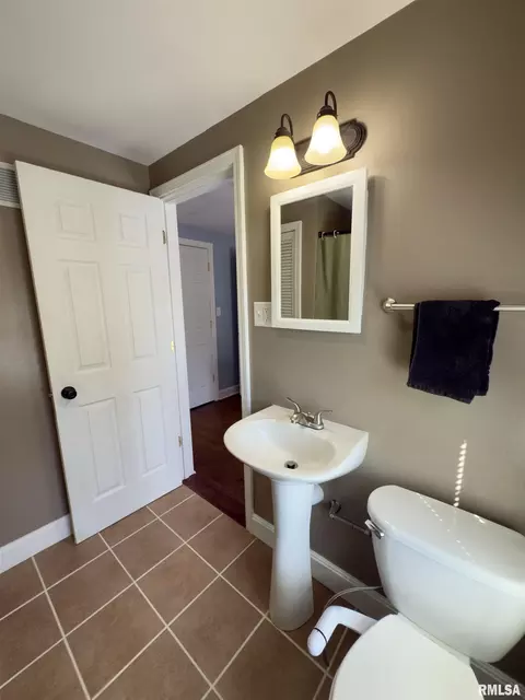 Bath - 2416 S 5th St, Springfield, IL 62703 photo 5 of 5