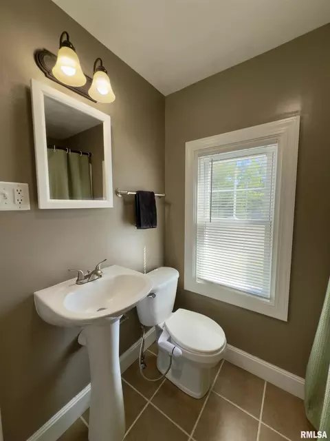 Bath - 2416 S 5th St, Springfield, IL 62703 photo 4 of 5
