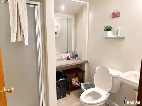 Bath - 40014003 Hazelcrest Rd, Springfield, IL 62703 photo 3 of 4
