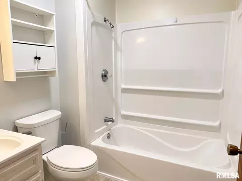 Bath - 40014003 Hazelcrest Rd, Springfield, IL 62703 photo 1 of 4
