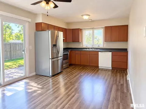 Kitchen - 40014003 Hazelcrest Rd, Springfield, IL 62703 photo 2 of 4