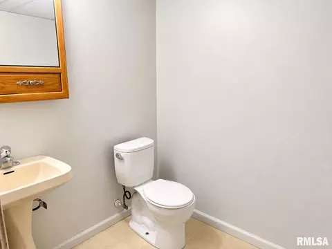 Bath - 40014003 Hazelcrest Rd, Springfield, IL 62703 photo 2 of 4