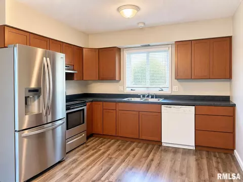 Kitchen - 40014003 Hazelcrest Rd, Springfield, IL 62703 photo 1 of 4