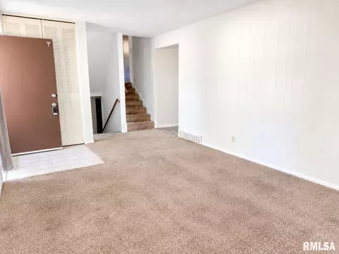Living - 40014003 Hazelcrest Rd, Springfield, IL 62703 photo 1 of 2