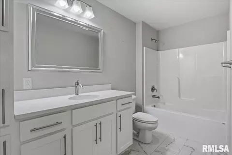 Bath - 3418 Telford Dr, Springfield, IL 62712 photo 3 of 4