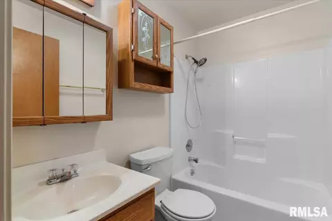 Bath - 2904 Biscayne Dr, Springfield, IL 62707 photo 1 of 2