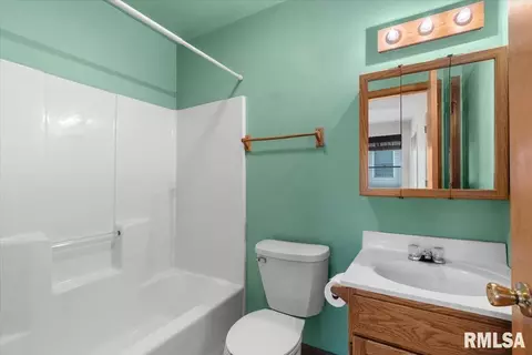 Bath - 2904 Biscayne Dr, Springfield, IL 62707 photo 2 of 2