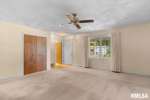 Living - 2904 Biscayne Dr, Springfield, IL 62707 photo 3 of 4