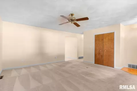 Living - 2904 Biscayne Dr, Springfield, IL 62707 photo 2 of 4