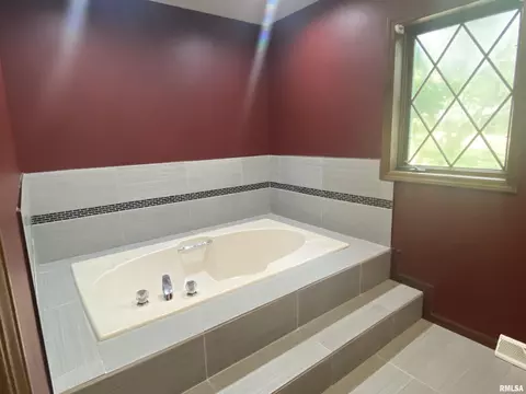 Bath - 3912 W Bluffs Rd, Springfield, IL 62711 photo 3 of 7