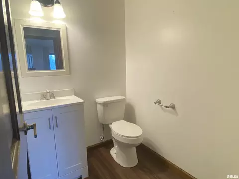 Bath - 3912 W Bluffs Rd, Springfield, IL 62711 photo 1 of 7