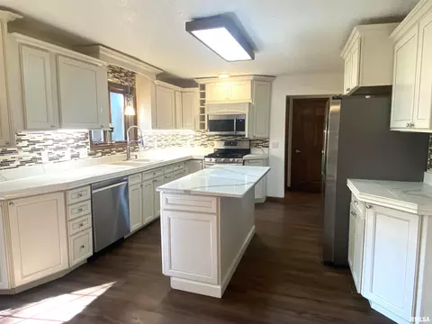 Kitchen - 3912 W Bluffs Rd, Springfield, IL 62711 photo 2 of 3