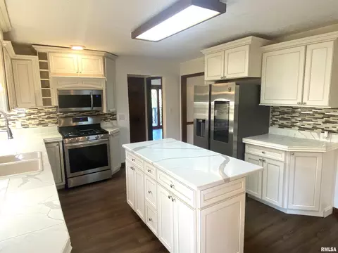 Kitchen - 3912 W Bluffs Rd, Springfield, IL 62711 photo 1 of 3