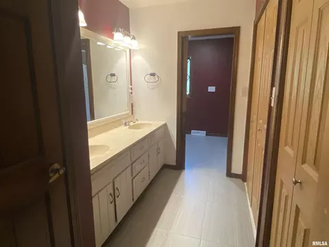 Bath - 3912 W Bluffs Rd, Springfield, IL 62711 photo 2 of 7