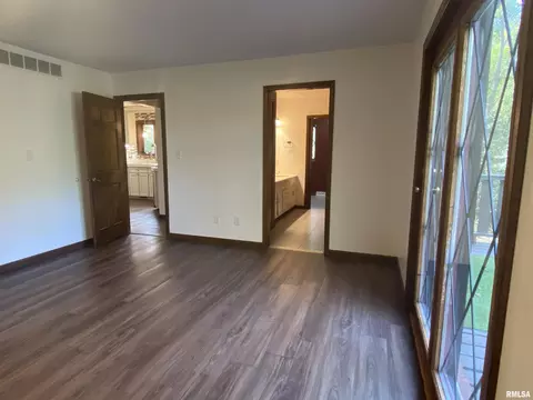 Bedroom - 3912 W Bluffs Rd, Springfield, IL 62711 photo 1 of 4