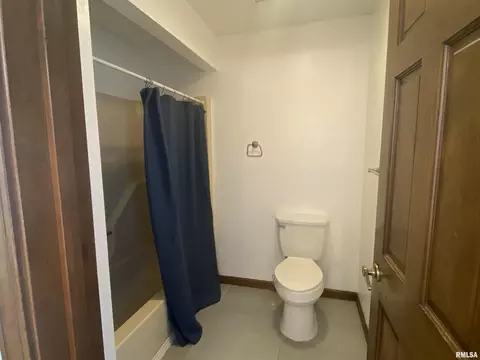 Bath - 3912 W Bluffs Rd, Springfield, IL 62711 photo 5 of 7