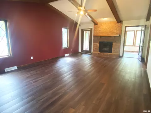 Living - 3912 W Bluffs Rd, Springfield, IL 62711 photo 2 of 3